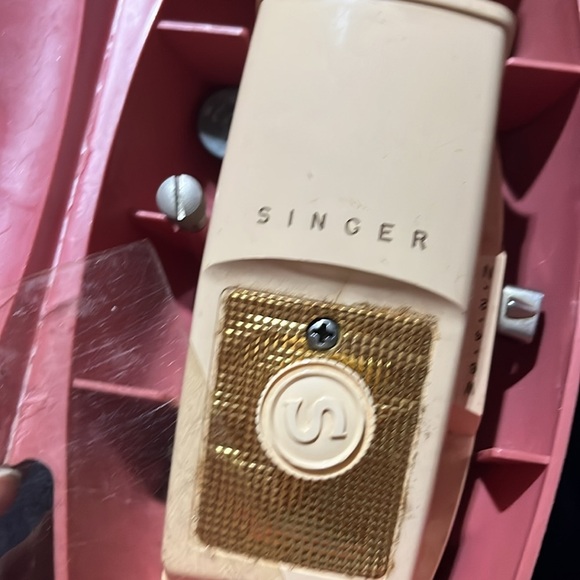 Singer Buttonholer Pink Vintage Oval clamshell case - Picture 5 of 5